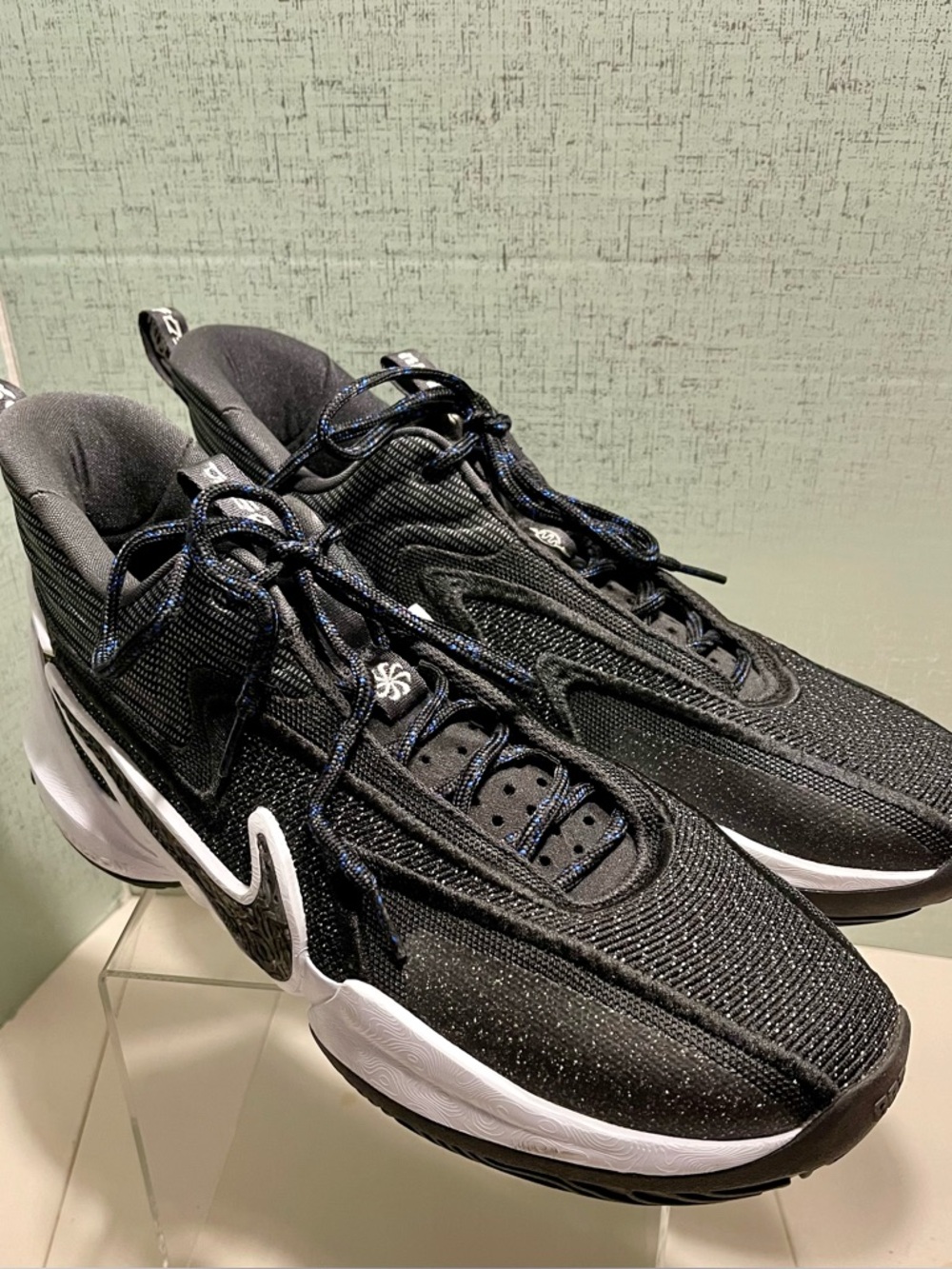 MENS NIKE COSMIC UNITY 2 Black Sneakers with White Accents US MEN SIZE 12